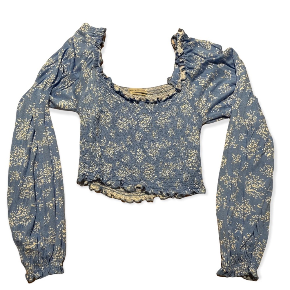 Top azul y estampado floral de maga larga de Urban Outfitters size S